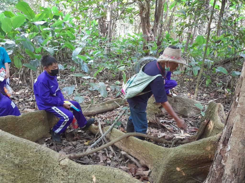 Students-study-ecology-14-March-2022
