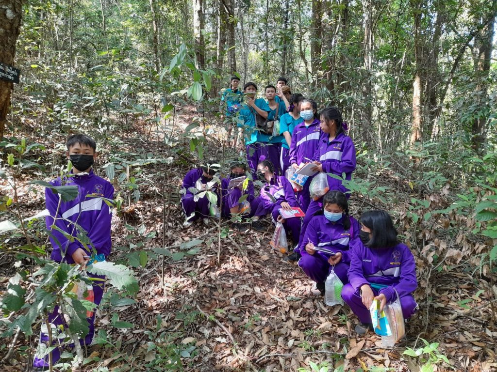 Students-study-ecology-14-March-2022