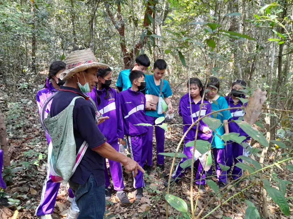 Students-study-ecology-14-March-2022