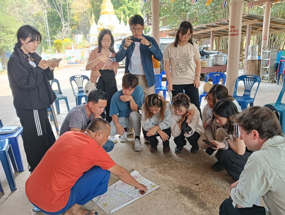 นักศึกษาจากมหาวิทยาลัยฮ่องกง ได้มาศึกษาเรียนรู้วิถีชีวิตชุมชนคนลุ่มน้ำเงา นักศึกษาจากมหาวิทยาลัยฮ่องกง ได้มาศึกษาเรียนรู้วิถีชีวิตชุมชนคนลุ่มน้ำเงา